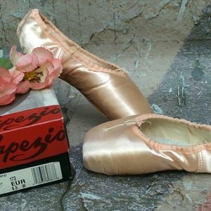Capezio "Concerto" pointe shoes size US 6.5 W